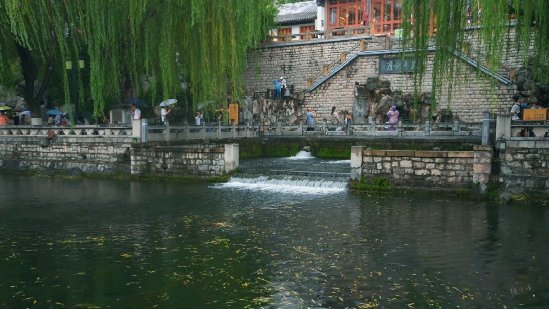 当你遇上雨天黑虎泉，便见北国江南烟雨